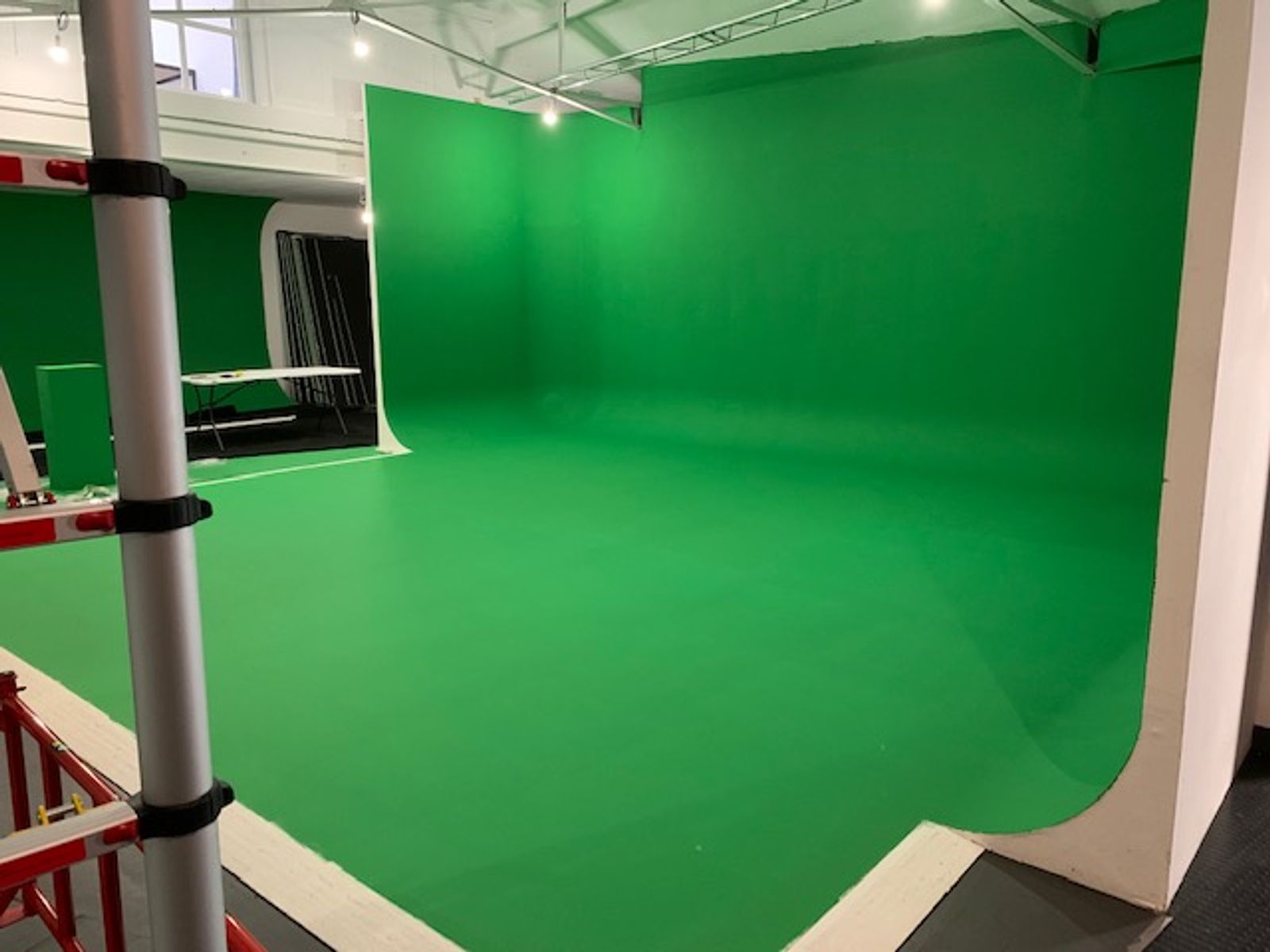 3-wall (U-shaped) green screen cyclorama